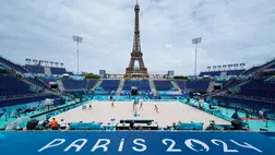 Holland és svájci strandröplabda-játékosok edzenek a Mars-mező Arénában, a háttérben az Eiffel-torony a 2024-es párizsi nyári olimpia kezdete előtti napon, 2024. július 25-én (Fotó: MTI/AP/Robert F. Bukaty)