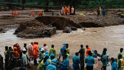 Mentőalakulatok tagjai a dél-indiai Kerala államban, Vajanád körzetben történt földcsuszamlást követő napon, 2024. július 31-én (Fotó: MTI/AP/Rafik Makbúl)