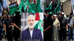 Iszmail Hanije, a Gázai övezetet irányító Hamász palesztin iszlamista szervezet politikai vezetője portréjával vonulnak a libanoni Türosz déli kikötőváros al-Bassz palesztin menekülttáborában (Fotó: MTI/AP/Mohammed Zaatari)