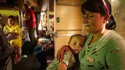  Alla és kisfia az evakuáltak vonatján ül a kelet-ukrajnai Donyecki területen fekvő Pokrovszkban 2024. augusztus 19-én. Az orosz hadsereg előrenyomulása miatt egyre több településről költöztetik ki a lakosságot a térségben.Fotó:MTI/AP/Jevhen Maloletka