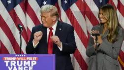 Donald Trump republikánus elnökjelölt és felesége, Melania, miután bejelentette győzelmét az amerikai elnökválasztás és a kongresszusi választások utáni eredményvárón a floridai West Palm Beachben 2024. november 6-án hajnalban (Fotó: MTI/AP/Lynne Sladky)