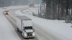 Autók közlekednek a sűrű hóesésben az I-80 jelzésű úton a kaliforniai Truckee településnél. (Fotó: MTI/AP)