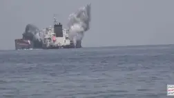 A húszi lázadók robbanóanyaggal megrakott, távirányítású hajója csapódik a libériai zászló alatt hajózó Tutor nevű teherhajóba a Vörös-tengeren, június 12-én. (Forrás: MTI/EPA/Húszi médiaközpont)
