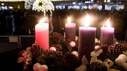Égő gyertya az adventi koszorún (Fotó: MTI)