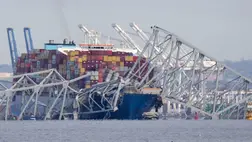  Konténerszállító hajó a baltimore-i Francis Scott Key híd acélszerkezetének roncsai alatt 2024. március 26-án. (Fotó: MTI/AP/Mark Schiefelbein)