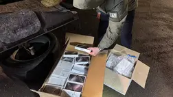 Több mint 7 millió hrivnya értékű Apple okostelefonokat találtak egy Toyota Land Cruiser terepjáróban az asztélyi határátkelőhelyen. Fotó: Ukrán Állami Vámszolgálat