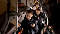 Vonatra szállnak gyermekek a belgorodi pályaudvaron 2024. március 22-én, az utóbbi napok ukrán tüzérségi és dróntámadásai miatt (Fotó: MTI/EPA/Vjacseszlav Gladkov).