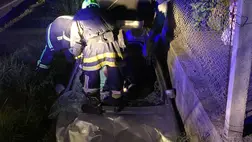 Egy 4 hónapos csecsemő is volt az árokban borult autóban Kárpátalján. Az édesanyát speciális eszközökkel vágták ki az autóból. Fotó: DSZNSZ