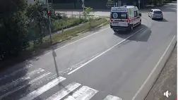 Egy mentőautó és egy személygépkocsi ütközött össze Beregszászban az Oroszlán és Munkácsi utcák kereszteződésébe. Fotó: Videórészlet. Babják Zoltán/Facebook