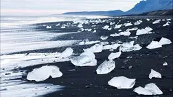 Mintha gyémántok borítanák a tengerpartot, Izland fekete homokos partja mesébe illő látvány