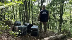 A kárpátaljai határőrök újabb cigarettacsempészetet akadályoztak meg, az elmenekült férfiak 3000 doboz cigarettát hagytak hátra. Fotó: Ukrán Állami Határőrszolgálat