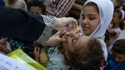 Az ENSZ Gyermekvédelmi Alapjának (UNICEF) munkatársai palesztin gyerekeket oltanak be poliomielitisz vírusa ellen a belföldi menekülteket elszállásoló ENSZ-iskolák egyikében, a Gázai övezet déli részén fekvő Hán-Júniszban 2024. szeptember 5-én  Forrás: MTI/EPA  Fotó: Haiszam Imad