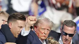 Donald Trump az ellene elkövetett merényletkísérletet követően a Pennsylvania állambeli Butler-ben 2024. július 13-án, ahogy ökölbe szorított kezét a levegőbe emelve nyugtatja meg támogatóit. Fotó: EPA/DAVID MAXWELL