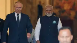 Vlagyimir Putyin orosz elnök elbocsátja Narendra Modi indiai miniszterelnököt, miután 2024. július 9-én a moszkvai Kremlben tárgyaltak Fotó: Gavriil Grigorov Forrás: AFP