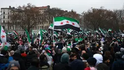 Németországban élő szíriaiak ünnepelnek Bassár el-Aszad szíriai elnök kormányának megdöntése után Berlinben 2024. december 8-án (Fotó: MTI/EPA/Clemens Bilan).