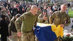 Kárpátalján, a Huszti járásban található Oszij (Szajkófalva) faluban végső búcsút vettek a háborúban elesett, 29 éves Vaszil Varcaba védelmezőtől. Fotó: Ilosvai Városi Tanács/Facebook