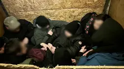 A kárpátaljai határőrök nyolc férfit találtak egy duplafalú kisbuszban. Fotó: Ukrán Állami Határőrszolgálat