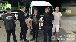 A kárpátaljai rendőrség őrizetbe vett egy 24 éves huszti járási férfit, aki a gyanú szerint katonaköteles fériakat csempészett át a zöldhatáron keresztül Romániába. Fotó: Kárpátaljai Megyei Rendőrség