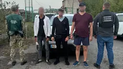 Egy embercsempészt, kiskorú segítőjét és egy hadköteles férfit fogtak el az ukrán határőrök Palagykomoróc közelében. Fotó: Ukrán Állami Határőrszolgálat