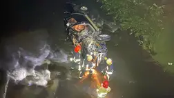 Egy 37 éves szilcei lakos elvesztette uralmát Mitsubishi Outlander típusú gépkocsija felett. Ennek következtében az autó lehajtott a hídról és az Irsavka folyóba zuhant. A férfi beszorult az autóba, de szerencsére életben maradt. Fotó: DSZNSZ