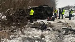 Hármas karambol történt Lemberg (Lviv) közelében. A tragédiának hét halálos áldozata és három sérültje van.  Fotó: Nemzeti Rendőrség