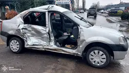 Az ungvári tűzoltók szabadítottak ki egy közlekedési balesetben megsérült nőt. Fotó: DSZNSZ