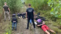 A kárpátaljai határőrök megállítottak egy 10 fős csoportot Tiszabökény határában, a magyar határ közelében. Fotó:  Ukrán Állami Határőrszolgálat