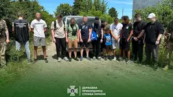 Kárpátalján egy csoport férfi akart illegálisan eljutni Magyarországra a Tiszán keresztül. A 8 hadköteles férfit három kiskorú várta gumicsónakkal a folyó partján. Fotó: Ukrán Állami Határőrszolgálat