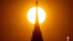 A lemenő Nap korongja a drezdai Luther Márton-templom mögött (Nemzeti Archívum)