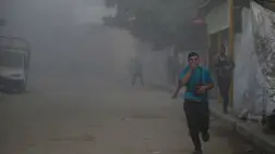 Palesztinok menekülnek fedezékbe egy izraeli légicsapást követően a Gázai övezetben, Deir Al Balah város nyugati részén, 2024. augusztus 06-án. (Fotó: EPA/Mohammed Saber)