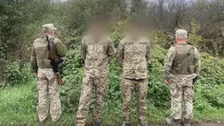 Kárpátalján a határőrök őrizetbe vettek két katonai egyenruhába öltözött férfit. Fotó: Ukrán Állami Határőrszolgálat/Facebook