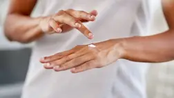 Készíts tápláló kézkrémet otthon repedezett, száraz bőrre