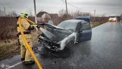 Tiszaújlak (Vilok) községben menet közben kigyulladt egy 1990-es évjáratú Audi 80.  Szerencsére személyi sérülés nem történt.  Fotó: DSZNSZ