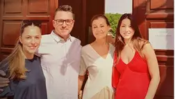 Ákos ritkán látott feleségével és gyönyörű lányaikkal: Anna 22, Kata 19 éves