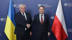Radoslaw Sikorski lengyel külügyminiszter (b) ukrán partnerét, Andrij Szibihát fogadja Varsóban 2024. november 26-án. (Fotó: MTI/EPA/PAP/Tomasz Gzell)