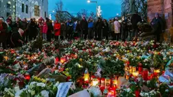 Gyászolók a helyszín közelében lévő Szent János-templom előtt 2024. december 21-én, miután az előző este este egy szaúd-arábiai származású orvos autóval a magdeburgi karácsonyi vásár látogatói közé hajtott (Fotó: MTI/EPA/Filip Singer)