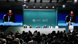 Simon Stiell, az ENSZ Klímaváltozási Keretegyezmény (UNFCCC) fõtitkára (j2) beszél az ENSZ 29. nemzetközi éghajlatváltozási konferenciáján (COP29) Bakuban 2024. november 12-én. (Fotó: MTI/AP/Szergej Gric)