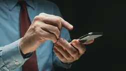 Szörnyű betegséget okoz a rendszeres mobiltelefon-használat 