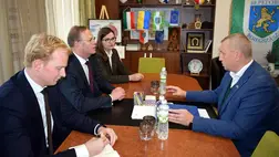 Hollandia ukrajnai nagykövete látogatott el Beregszászba, ahol a holland delegáció ellátogatott a Beregszászi Kossuth Lajos Líceumba is. Fotó: Babják Zoltán Facebook-oldala