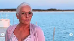 A 72 éves Pataki Ágnes mélyen dekoltált ruhában