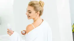 Ha sárgul a fehér póló: a módszer, amivel eltüntetheted a dezodor foltokat 