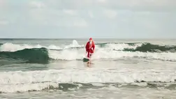 Szörföző Mikulás, csirkekosár és görkorcsolyás felvonulás – így ünneplik a karácsonyt világszerte