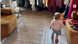 Stohl Luca kislánya szőke hajas baba