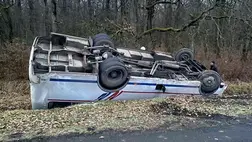 Kárpátalján menetrend szerinti autóbusz sodródott le az úttestről, majd tetejére borult. Fotó: DSZNSZ