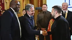 Volodimir Zelenszkij ukrán elnök (j) és Antony Blinken amerikai külügyminiszter kezet fog David Lammy brit külügyminiszter társaságában (b) Kijevben 2024. szeptember 11-én. Fotó: MTI/AP/Getty Images pool/Leon Neal