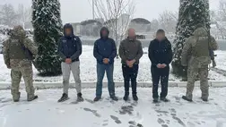 Az ukrán határárök figyelmeztető lövések leadásával állították meg az életüket kockáztató férfiakat, akik a Tisza folyón akartak átkelni Magyarországra. Fotó: DPSZU.