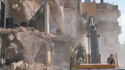  Áldozatokat keresnek a romok alatt mentők a libanoni fővárostól, Beljrúttól délre fekvő Bardzsában 2024. novemebr 6-án, miután az éjjel izraeli légicsapás ért egy lakóházat (Fotó: MTI/AP/Haszan Ammar)