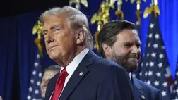 Donald Trump volt amerikai elnök, republikánus jelölt és alelnökjelöltje, J. D. Vance az amerikai elnökválasztás és kongresszusi választások utáni eredményvárón a floridai West Palm Beachben 2024. november 6-án hajnalban. MTI/AP/Evan Vucci