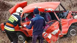 Kárpátalján egy VAZ-2101-es személygépkocsi 70 éves sofőrje életét vesztette a  Munkács-Szjanki útvonalon közlekedő vonattal történt ütközés következtében. Fotó: DSZNSZ