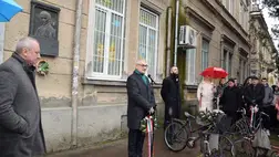 Főhajtás a beregszászi Kölcsey-emléktáblánál - Kultúránk – menedék és erőforrás. Fotó: Kárpátinfó/ Kovács Elemér